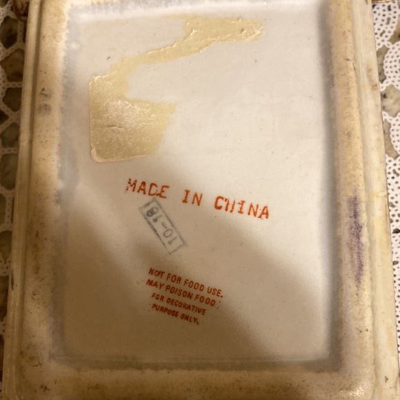 Vintage Porcelain Chinoiserie Decorative Trinket Box. Hand Painted with flowers - Picture 8 of 10